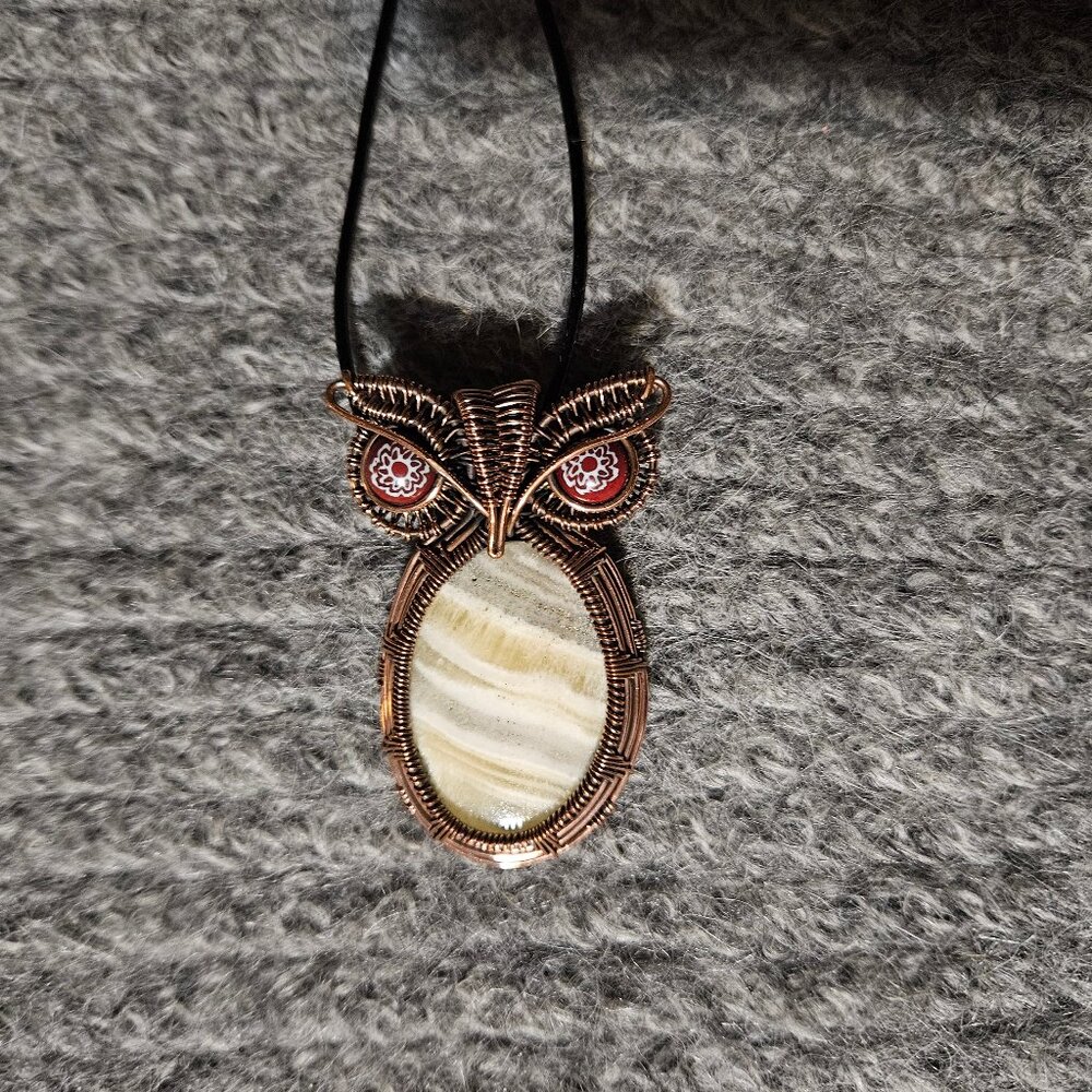 NWOT, attractive owl, copper wire wrapped lace banded calcite, Murano glass eyes
